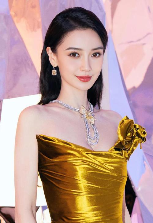 杨颖新造型珠光宝气,佩戴9位数黄钻项链,展现女神高贵气质!