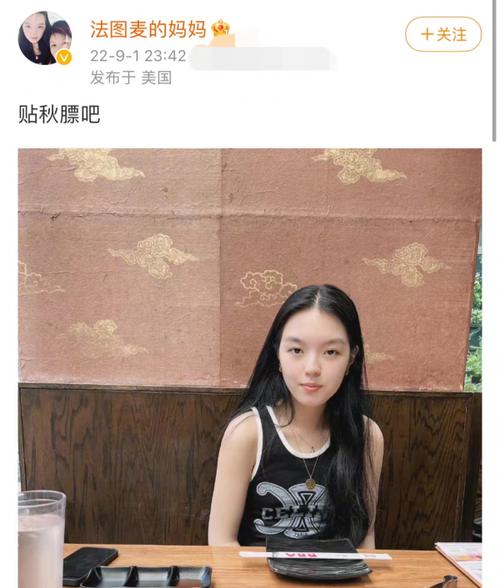 李咏女儿近照曝光!穿4400元背心素颜出镜,五官精致长相酷似爸爸