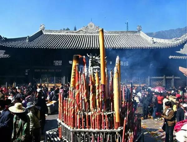 3,去寺庙的具体时间:去寺庙最好是在早晨去比较好,因为寺院许多法会都