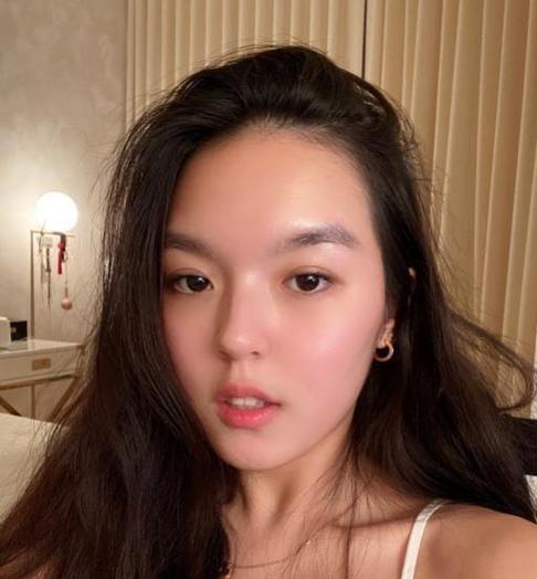 李咏女儿近照,穿高跟鞋脚上涂指甲油变身小女人,穿搭显高被妈夸