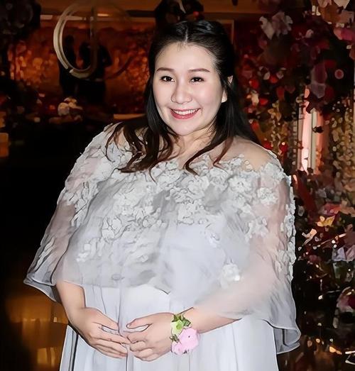 赌王的女儿何超盈倒贴14亿下嫁东北小伙结婚6年被丈夫宠成宝