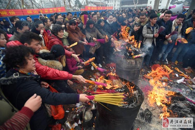 武汉归元寺,数十万市民前来给财神爷上香祭拜.