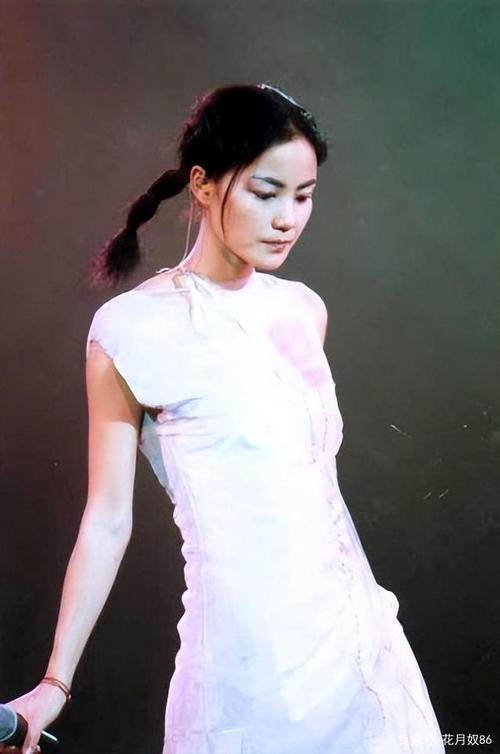 王菲:2002年,吉尼斯世界纪录粤语专辑销量最高的女歌手