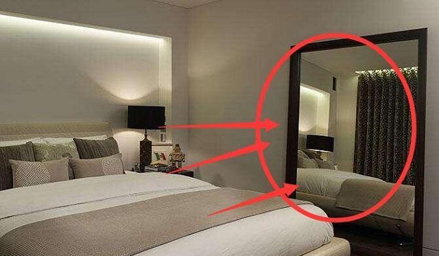 4,镜子不要对着床相信很多朋友都喜欢在卧室摆面大镜子,尤其是一些