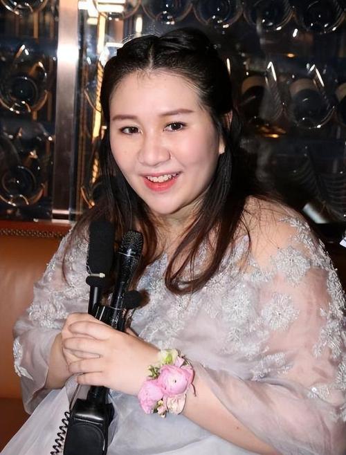 赌王的女儿何超盈倒贴14亿下嫁东北小伙结婚6年被丈夫宠成宝