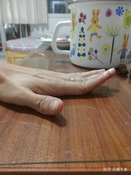 怎么样才能使手指翘起来跳民族舞傣族舞手指不翘太难看了手很直手骨头